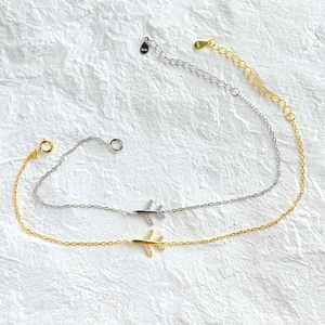 Dettaglio di bracciali aereo in argento S925 con intarsio di zirconi bianchi