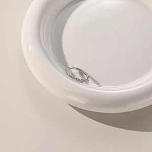 Détail de la bague en argent S925 avec design torsadé et incrustation de zircons brillants