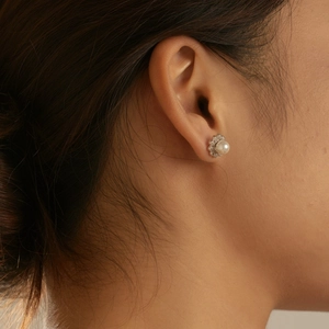 Detailed view of a flower-shaped S925 silver earring with shell pearl and zircon accents