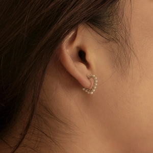 Close-up of S925 silver C-shaped hoop earrings featuring delicate white pearls on model