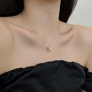 Primo piano della collana in argento sterling S925 con doppi anelli intrecciati e zirconi