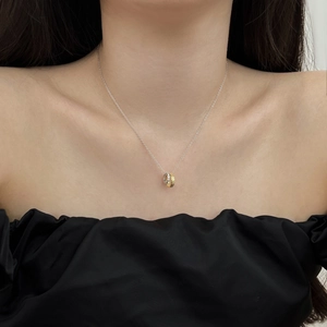 Dettaglio collana in argento S925 con anelli intrecciati in oro ritorto e zirconi