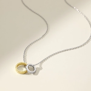 Collana di lusso in argento 925 con doppio anello intrecciato e pavé di zirconi