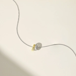 Dettaglio della collana in argento S925 con anelli intrecciati a trama ritorta e pavé