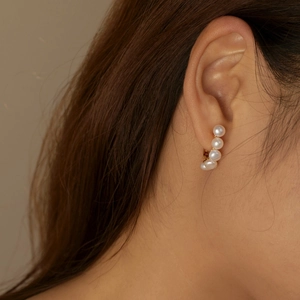 Close-up of elegant S925 silver earrings with four gradient freshwater pearls on model