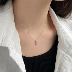 Detailopname van S925 zilveren ketting met dubbele druppelvormige hanger en zirkoon