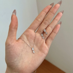 Detail van S925 zilveren sieradenset met druppelvormige zirkoon hangers en oorbellen