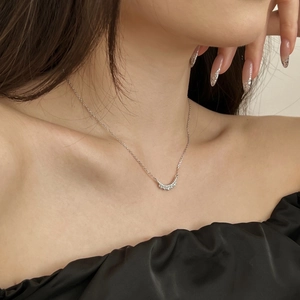 Elegant S925 sterling silver curved bar necklace with zircon pavé on a model neckline