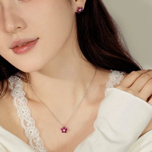 Gros plan d'un ensemble de bijoux en argent S925 avec pétales rouges sur un mannequin