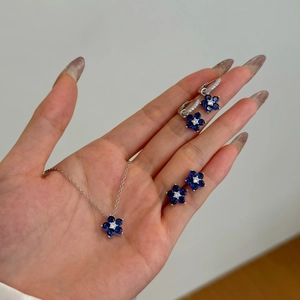 Ensemble détaillé de bijoux en argent S925 motif fleur de prunier avec pierres bleues