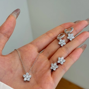 Détail de la parure fleur en argent sterling S925 avec pierres de zircone scintillantes
