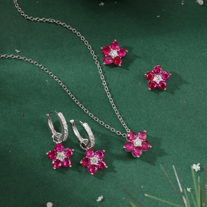 Détails de parure en argent avec fleurs de prunier roses et accents de cristal