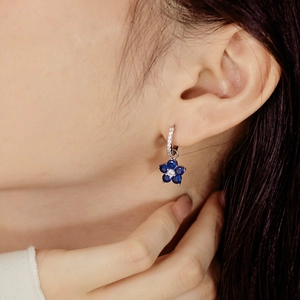 Boucles d'oreilles fleurs en argent S925 avec zircon bleu et cristaux sur mannequin