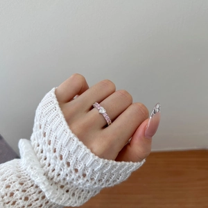 Close-up of S925 silver ring featuring heart-shaped gemstone and pink accent stones