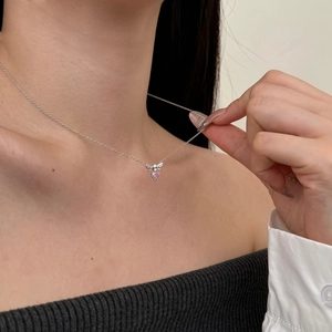 S925 Silberhalskette mit Schmetterlingsflügeln und rosa herzförmigem Zirkonia-Anhänger