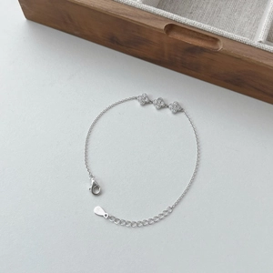 Close-up of S925 sterling silver clover bracelet with zircon pavé and lobster clasp