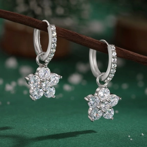 Gros plan détaillé de boucles d'oreilles fleur en argent S925 avec zircon et décor de fête