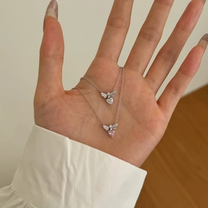 Nahaufnahme der S925 Silberketten mit herzförmigen weißen und rosa Zirkonia-Steinen