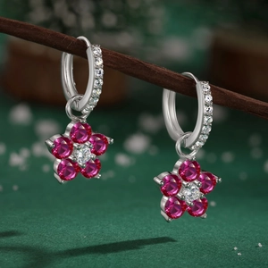 Gros plan sur des boucles d'oreilles en argent S925 avec fleurs en zircones roses