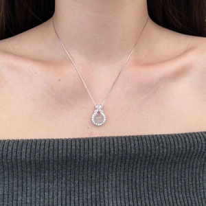 Detail der Halskette mit rosa Kristallanhänger, Diamanthalo und silberner Schleife