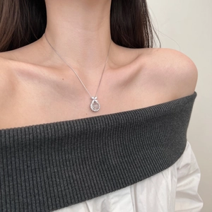 Makroansicht der S925 Sterling Silber Tropfenhalskette mit halbtransparentem Edelstein