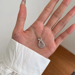 Detailansicht der S925 Silberkette mit Chalcedon-Anhänger und Kristall-Schleifenknoten
