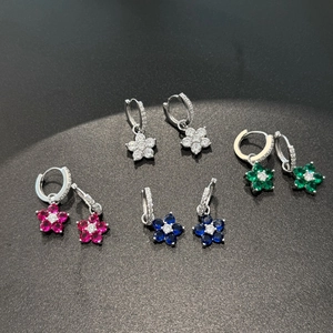 Détail des boucles d'oreilles fleur de prunier en argent S925 en quatre couleurs