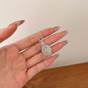 Makroansicht der S925 Silberhalskette mit ovalem Edelstein-Anhänger und Diamant-Halo