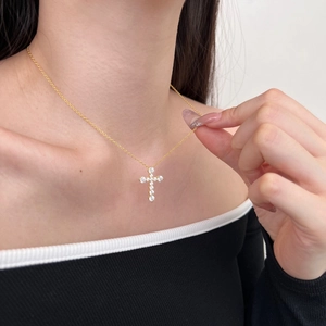 Elegante vergoldete S925 Silber Kreuzkette mit funkelnden Zirkonia Steinen für Damen