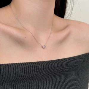 Detailansicht der S925 Silberkette mit einem herzförmigen rosa Zirkonia-Anhänger