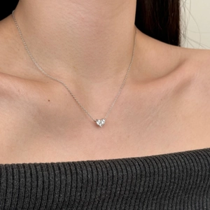 Detail einer zarten S925 Silber Herz-Halskette mit funkelndem Zirkonia auf einem Model