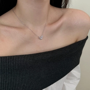 Détail du collier en argent S925 avec pendentifs en forme de cœurs creux entrelacés