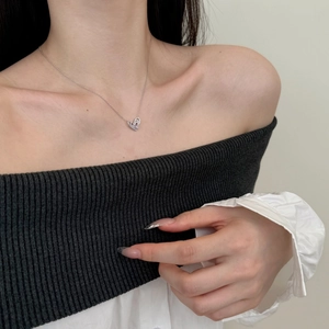 Gros plan du collier en argent sterling S925 avec pendentif cœur orné de zircons