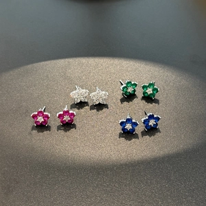 Vue détaillée de l'ensemble de boucles d'oreilles fleurs en argent S925 multicolore