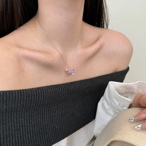 Elegante collana cuore pianeta in argento S925 con zircone rosa su modella femminile