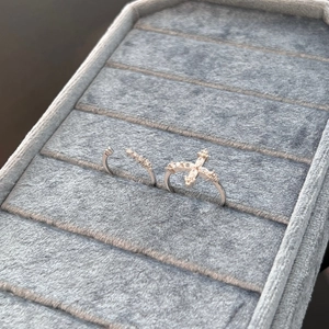 Dettaglio del set di anelli a fascia in argento S925 con croce di zirconi e pavé di cristalli