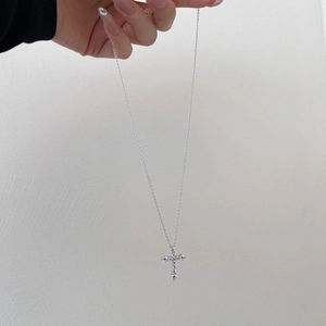 Makroaufnahme einer S925 Silber Kreuzkette mit Zirkonia-Inlay und feiner O-Kettenbindung