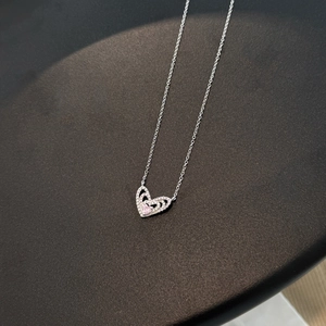 Collier élégant en argent S925 avec pendentif cœur ajouré et pierre de zircon rose centrale