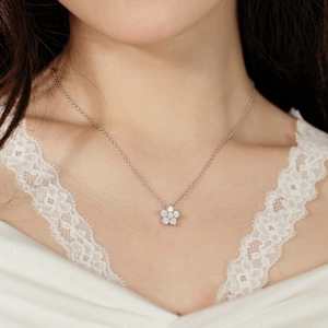 Détail du collier en argent S925 avec pendentif fleur de prunier et cristaux brillants
