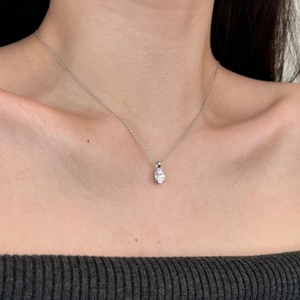 Élégant collier en argent sterling S925 avec pendentif en zircon ovale sur modèle