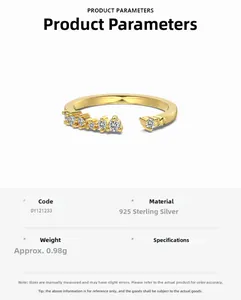 Dettaglio di un anello regolabile in argento 925 dorato con brillanti cristalli incastonati
