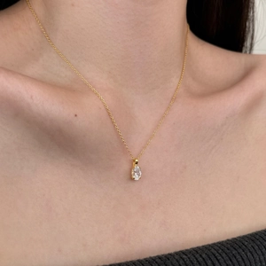 Élégant collier en argent S925 avec pendentif en zircone ovale porté sur le cou