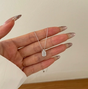 Detailaufnahme eines quadratischen Zirkonia-Anhängers an einer S925 Sterlingsilberkette