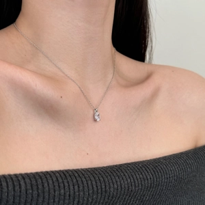 Collier en argent S925 avec pendentif en zircon ovale porté par un mannequin