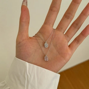 Minimalistische S925 Sterlingsilber Halskette mit Zirkonia-Anhänger in Pink und Weiß