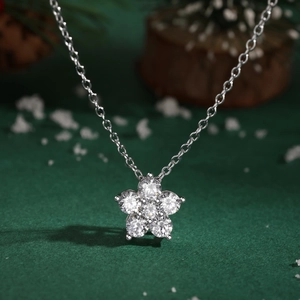 Détail du collier fleur en argent 925 avec décor de Noël et cristaux étincelants