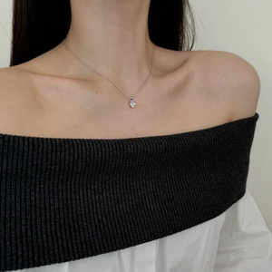 Détail d'un pendentif en zircon ovale sur une chaîne fine en argent sterling S925 brillant