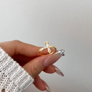 Dettaglio dell'anello in argento S925 con croce e scintillanti zirconi bianchi a taglio