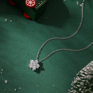 Détail du collier fleur de prunier en argent S925 avec pierres sur un fond de fête élégant
