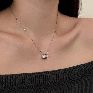 S925 Sterling Silber Halskette mit rosa Eisblumen-Zirkonia Anhänger für Damen im Detail